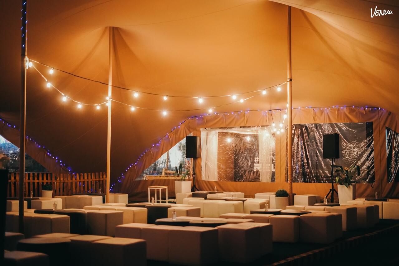 Autocine Madrid con carpa al aire libre, espacio original para eventos corporativos.