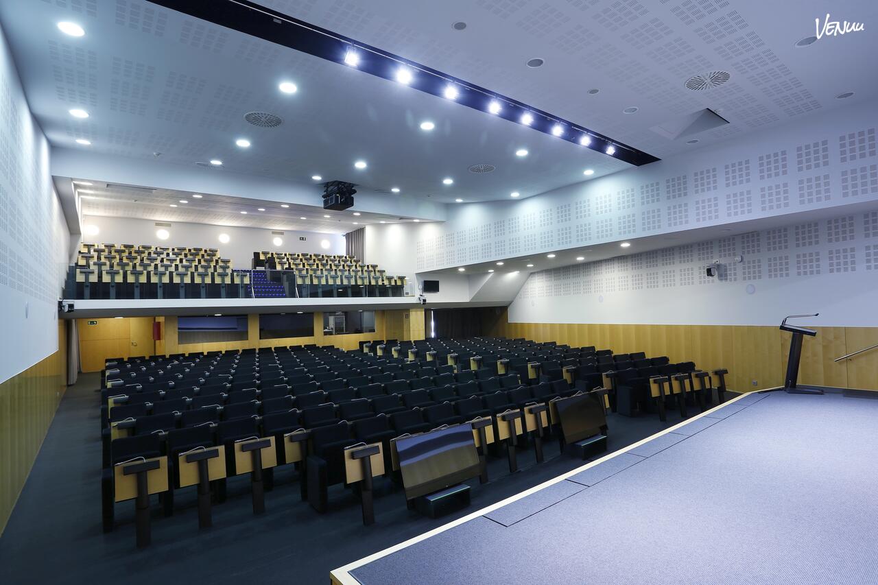 Auditorio en Espacio IMO, Barcelona, para conferencias científicas o empresariales.