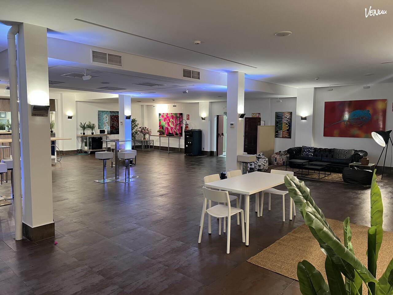 Espazio 32 Showroom en Madrid, sala moderna para eventos empresariales creativos.