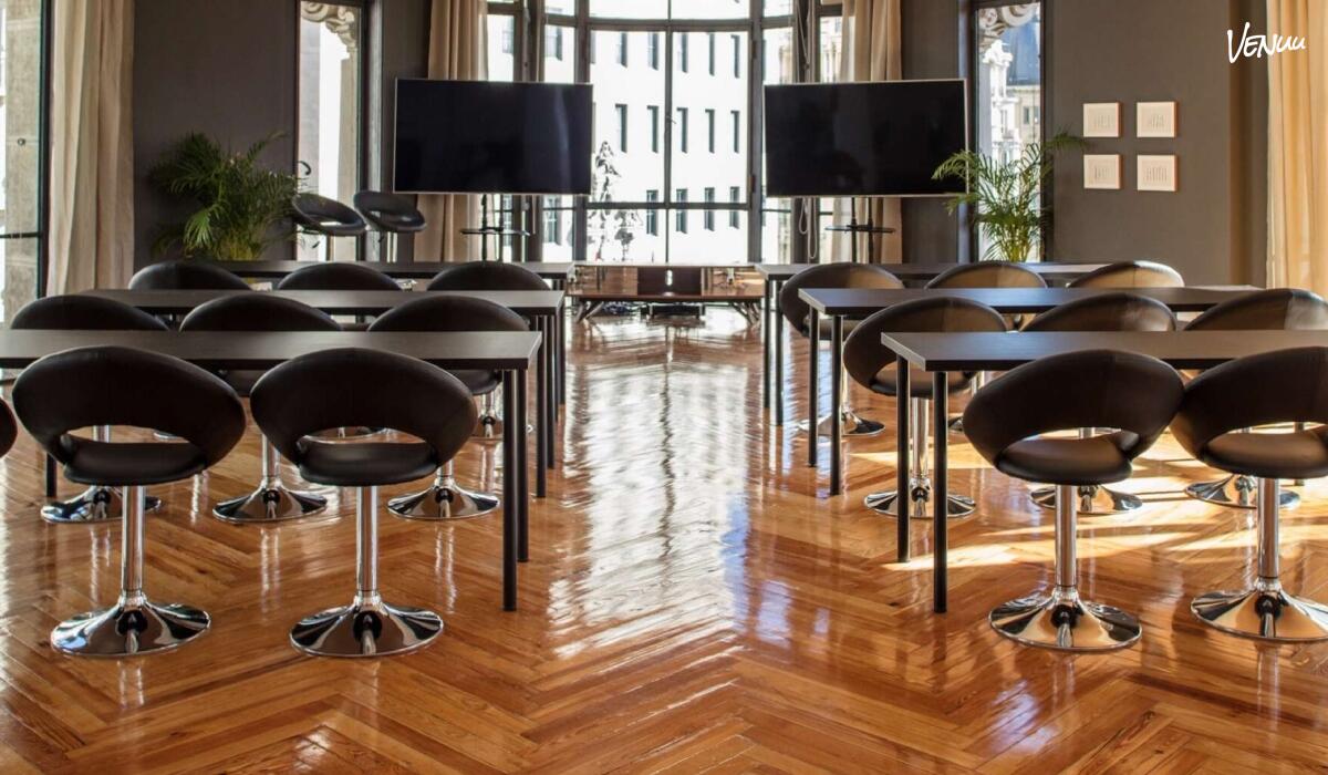 Espacio corporativo con vistas en Gran Vía ideal para presentaciones y reuniones.