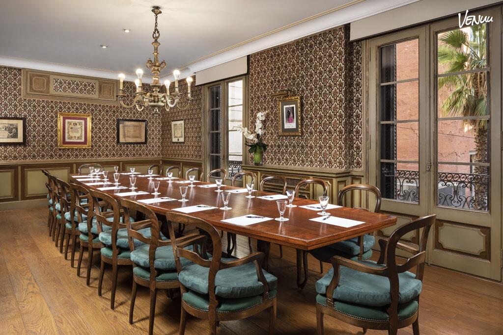Sala de reuniones en La Casa de la Seda, Barcelona, ambiente histórico para eventos corporativos.
