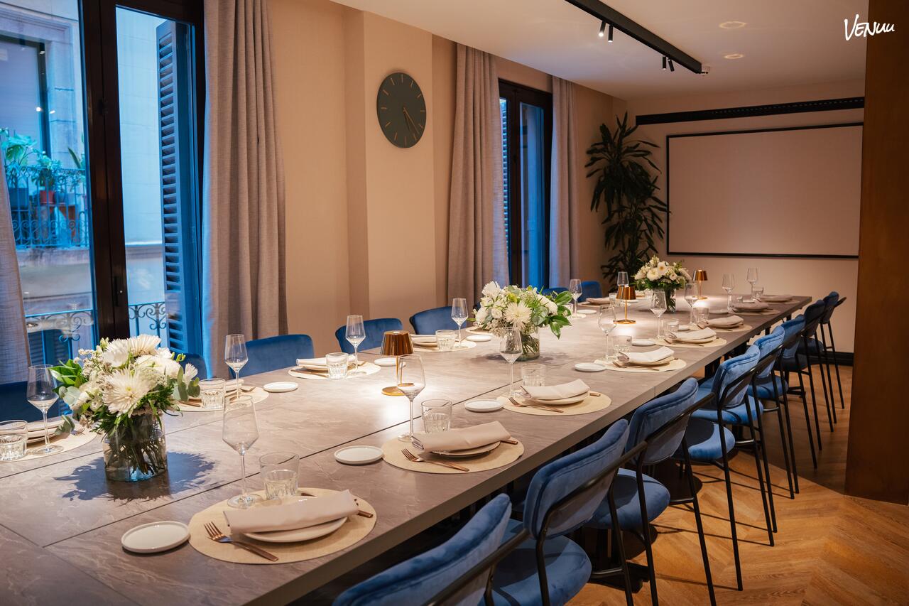 Sala de reuniones Play Room en Barcelona, espacio adaptable para cenas y actividades.