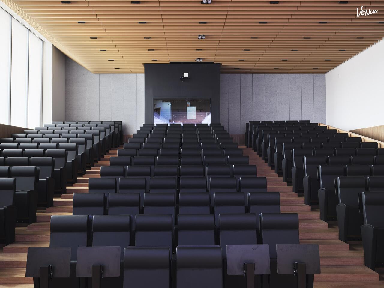 Auditorio en TBS Education, espacio académico ideal para conferencias grandes.