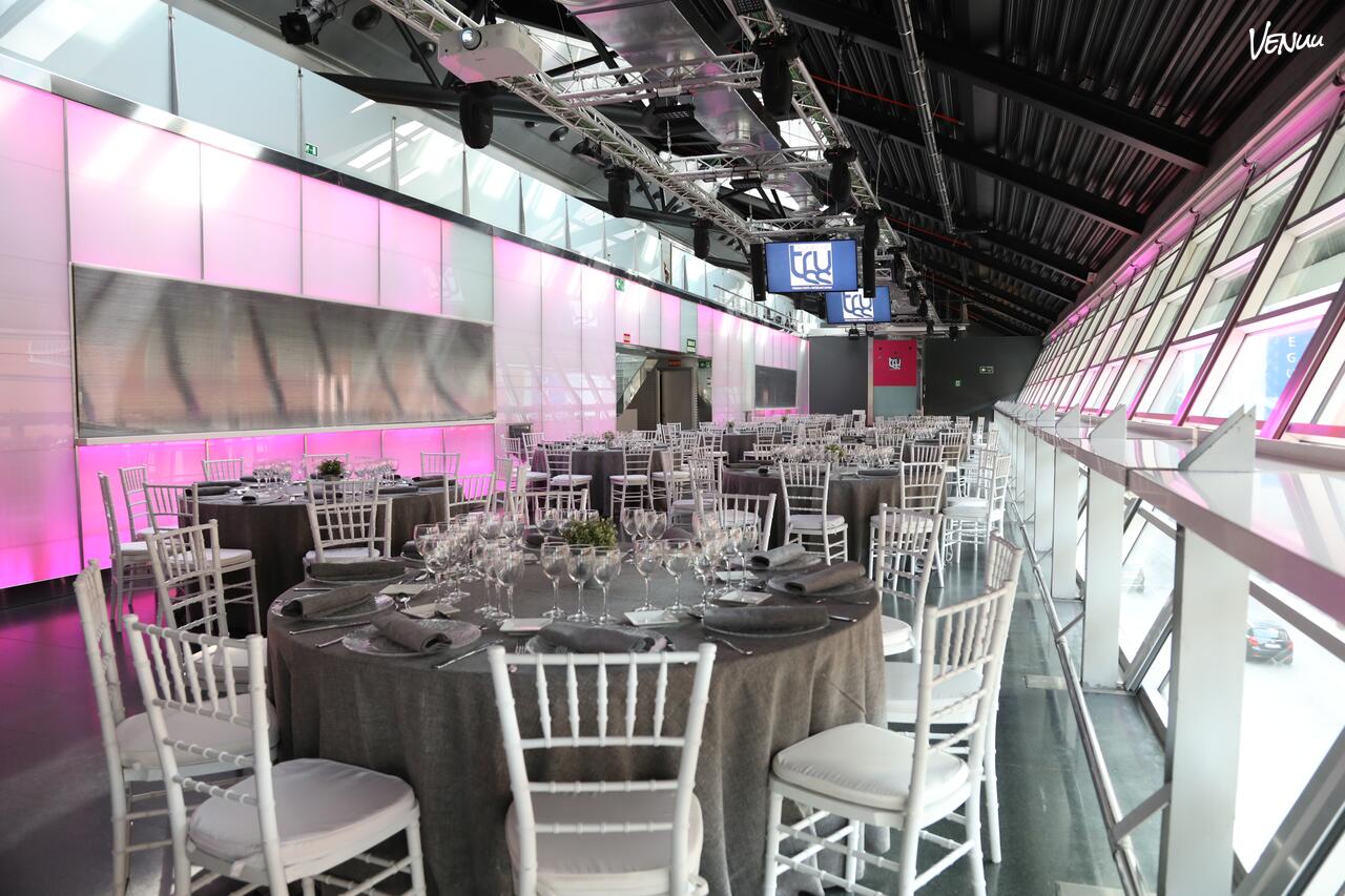 Sala LED moderna de Truss Madrid con ambiente para fiesta corporativa.