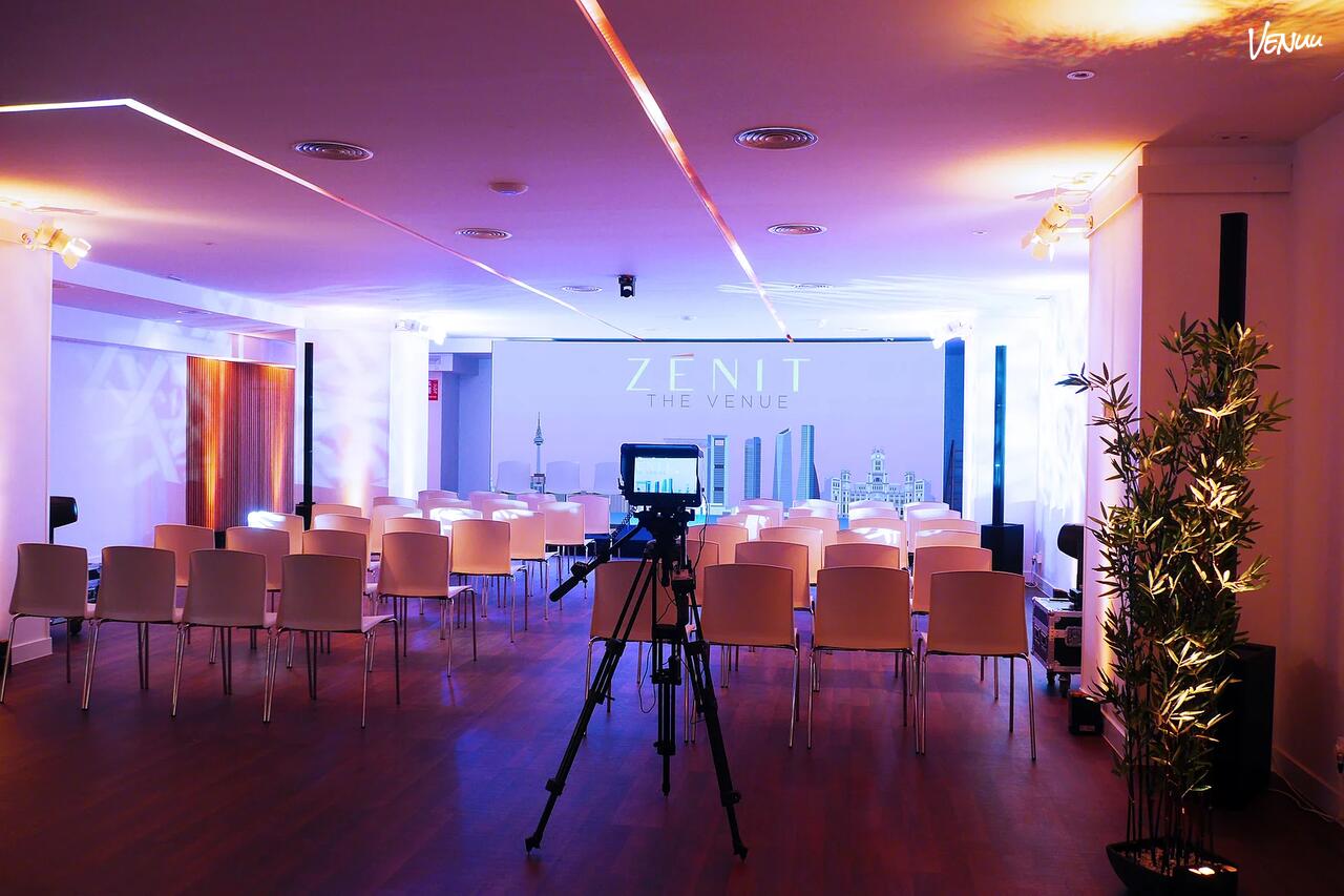 Zénit The Venue, espacio diáfano con pantalla LED y zona de recepción en Madrid.