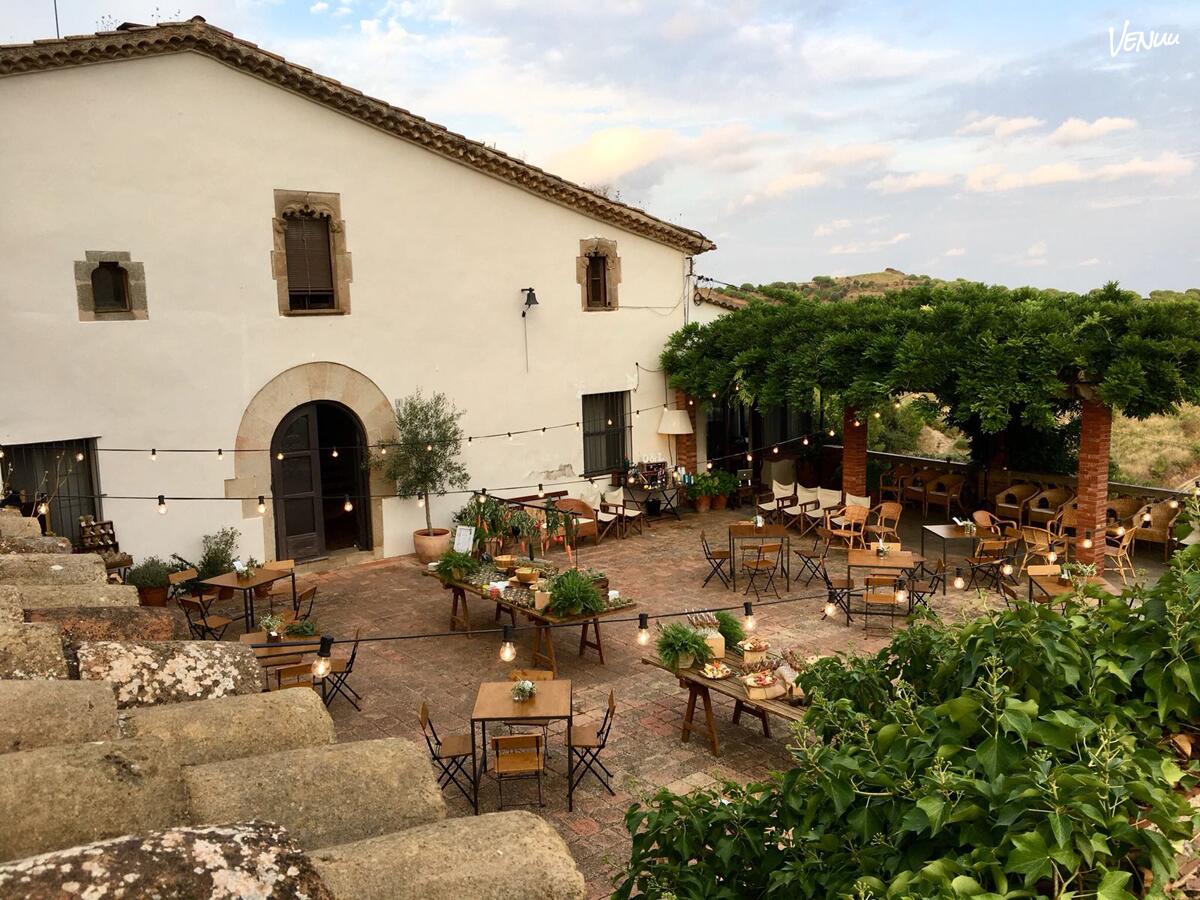 Masía ecológica con entorno rural para eventos sostenibles.