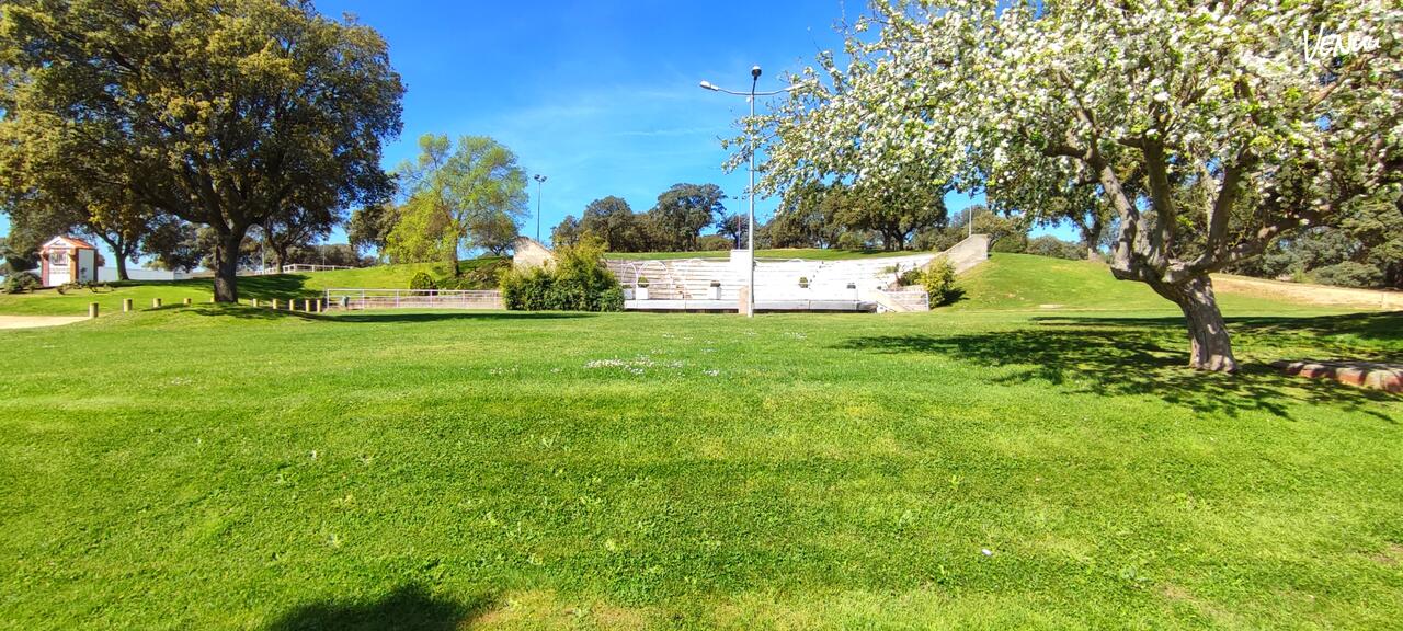 Pradera natural del Club Las Encinas ideal para eventos de empresa y team building.