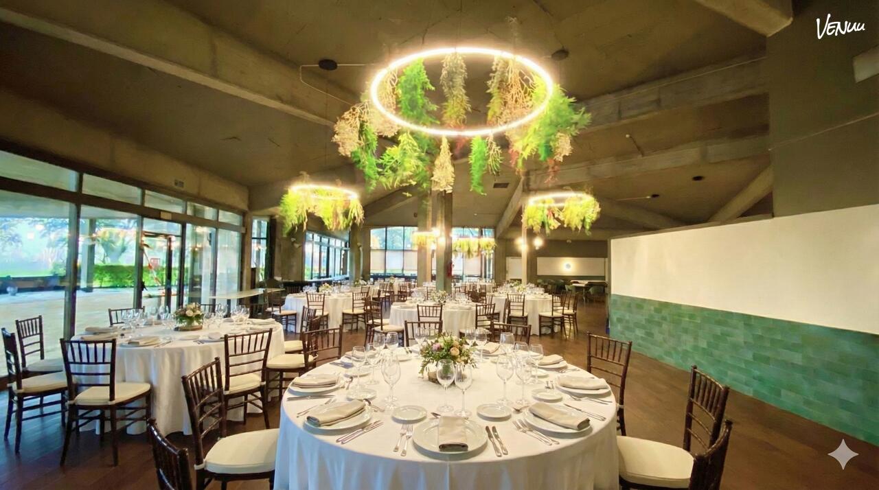 Salón de conferencias en Club Las Encinas ideal para ceremonias académicas y graduaciones.