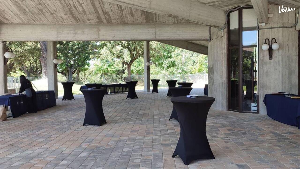 Terraza amplia del Club Las Encinas para eventos privados en un entorno natural.