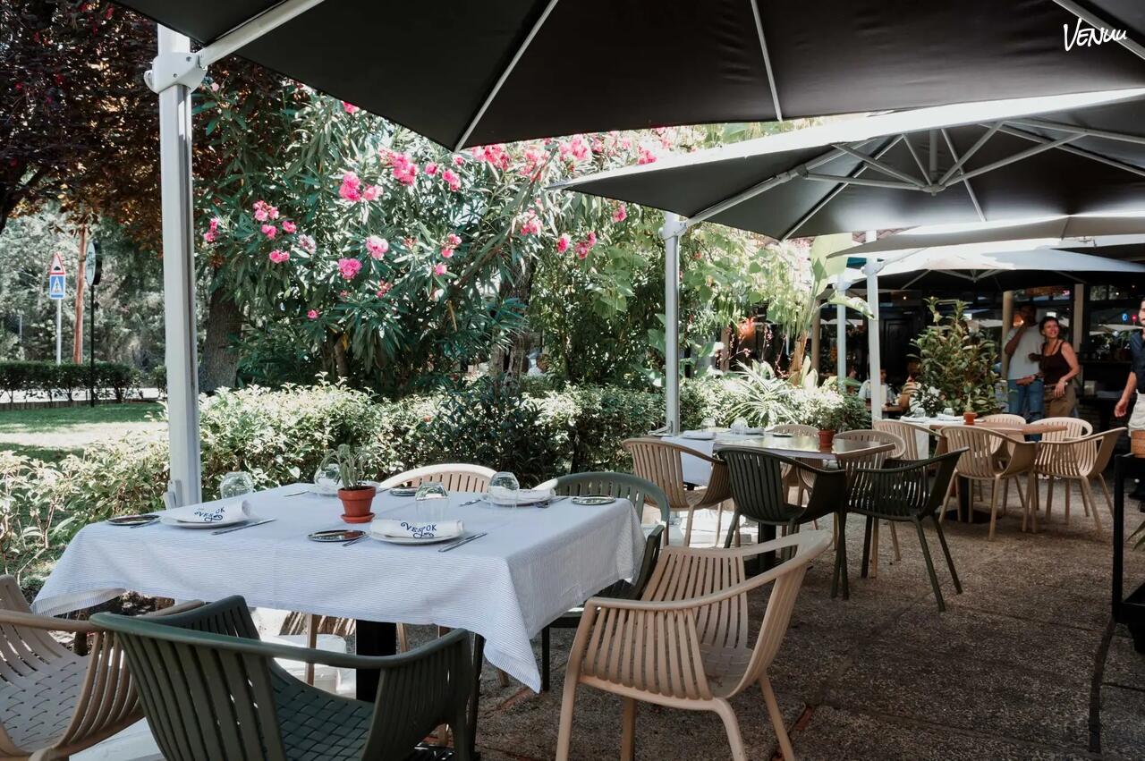 Terraza acogedora en El Rincón de Vespok para celebraciones privadas.