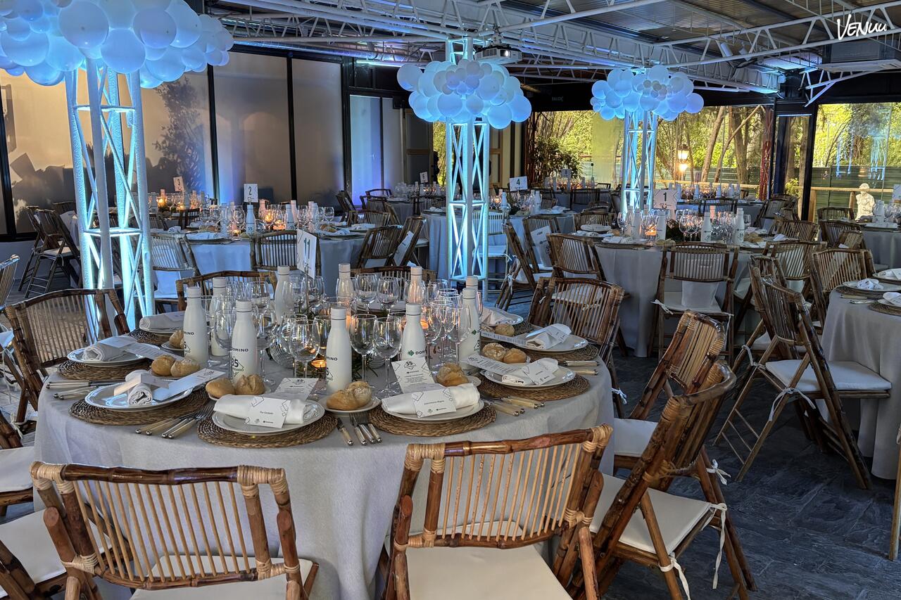 Espacio La Moraleja con interior y jardín para graduaciones con estilo.