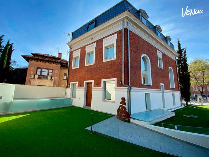 Patio y terraza exterior de Fundación Pons para eventos corporativos en Madrid.