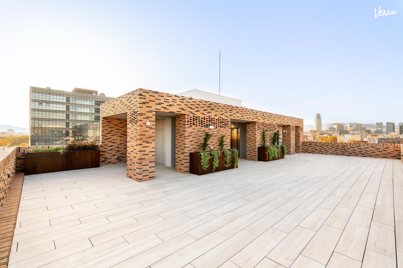 Terraza rooftop con vistas panorámicas de Barcelona para eventos sociales.