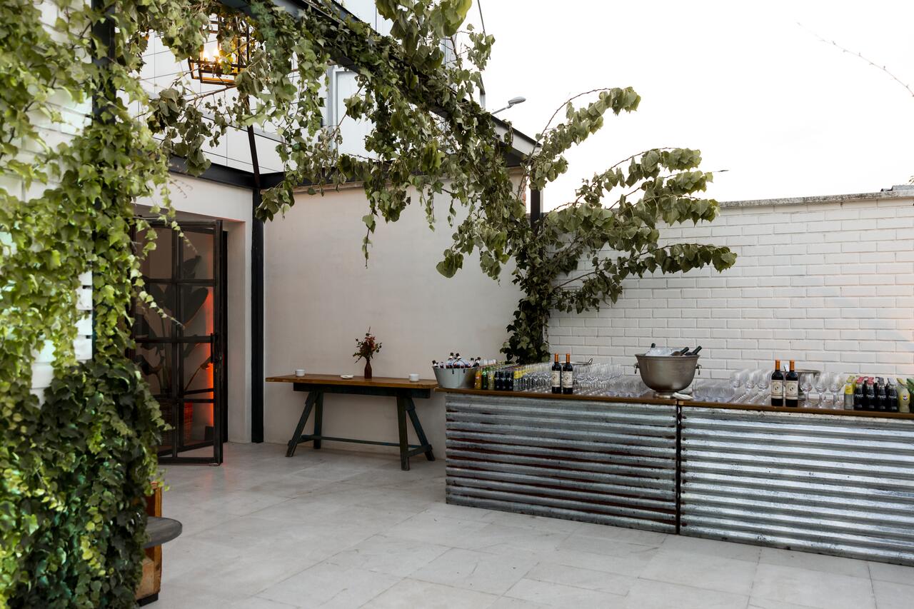 Terraza ajardinada de La Industrial ideal para eventos privados en Madrid.