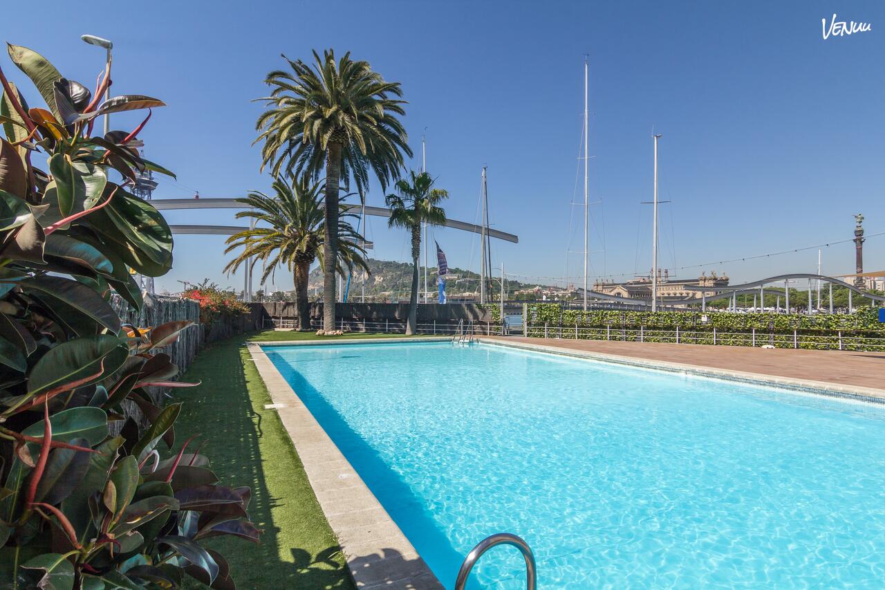 Espacio Marítim frente al mar para fiestas de empresa con ambiente costero.