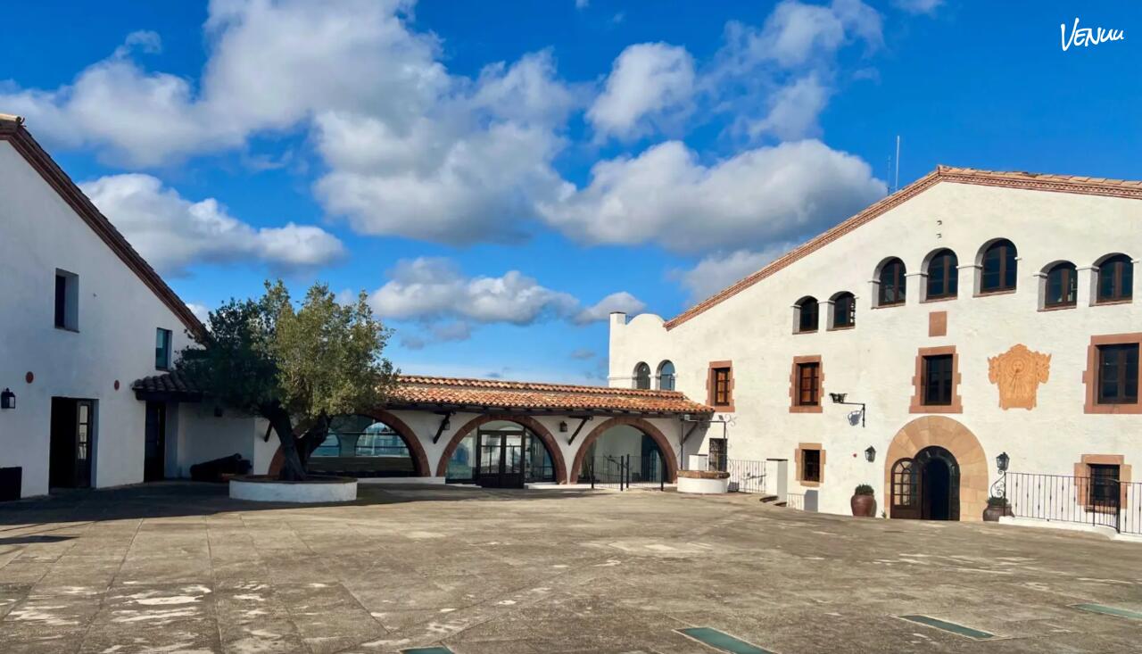 Mas Farell con amplio jardín para eventos de día o noche.