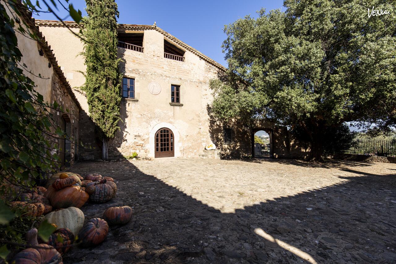 Can Deu masía tradicional catalana con carácter rural.