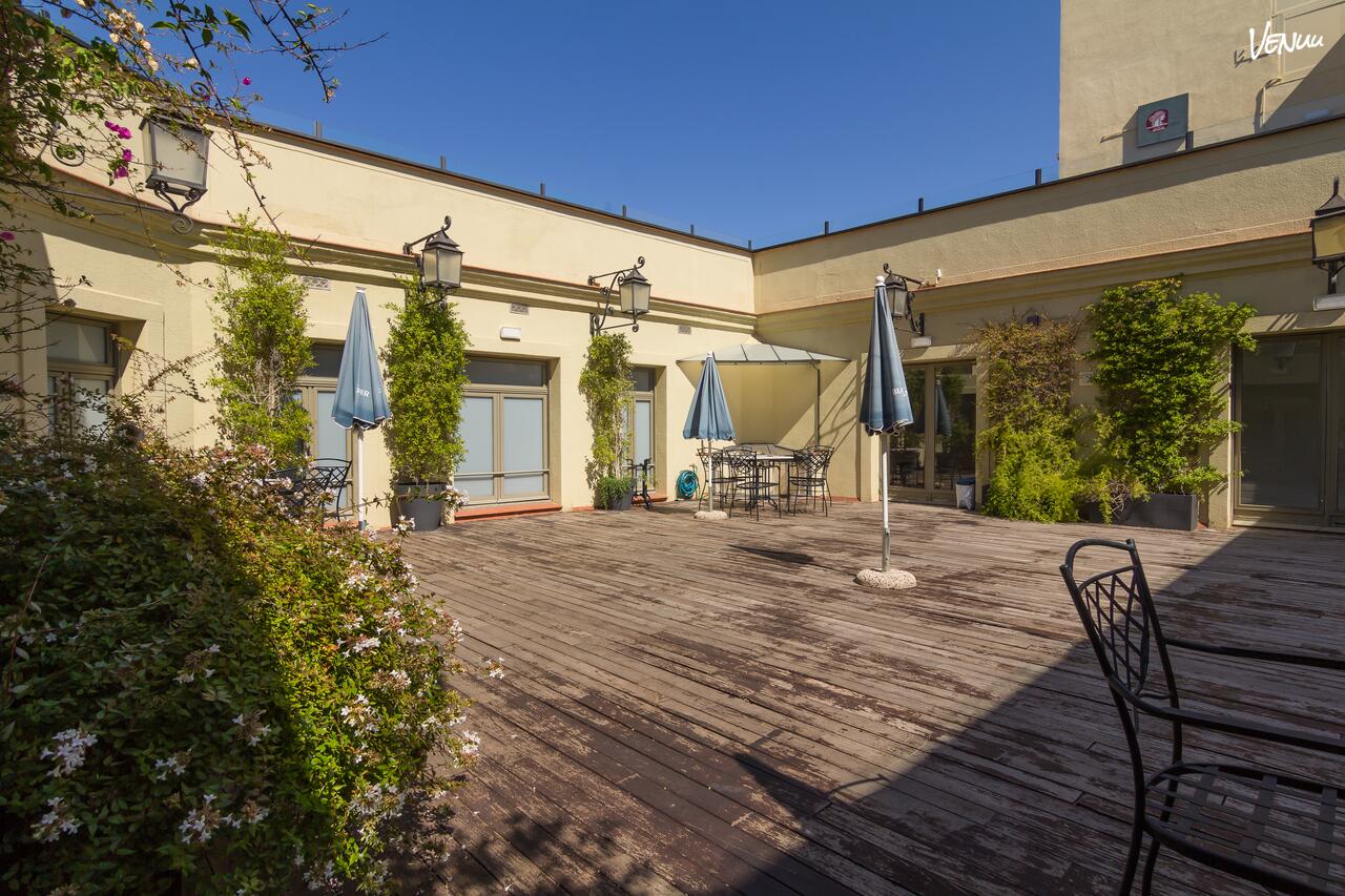 Terraza con encanto histórico y vistas arquitectónicas para eventos.