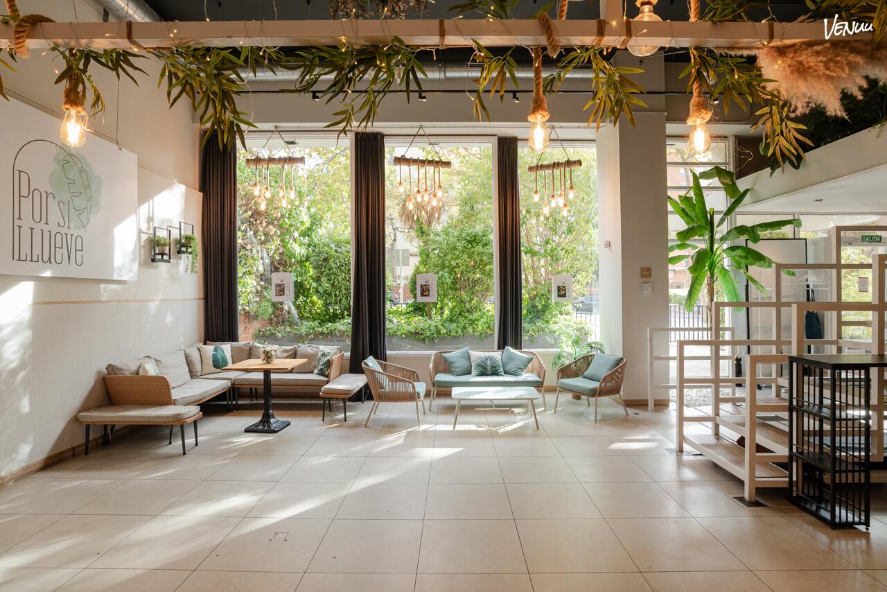 Espacio flexible Por Si Llueve con diseño único para celebraciones privadas.