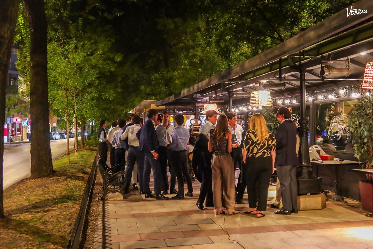 Terraza de Taberna Salitre con ambiente tradicional para eventos privados en Madrid.
