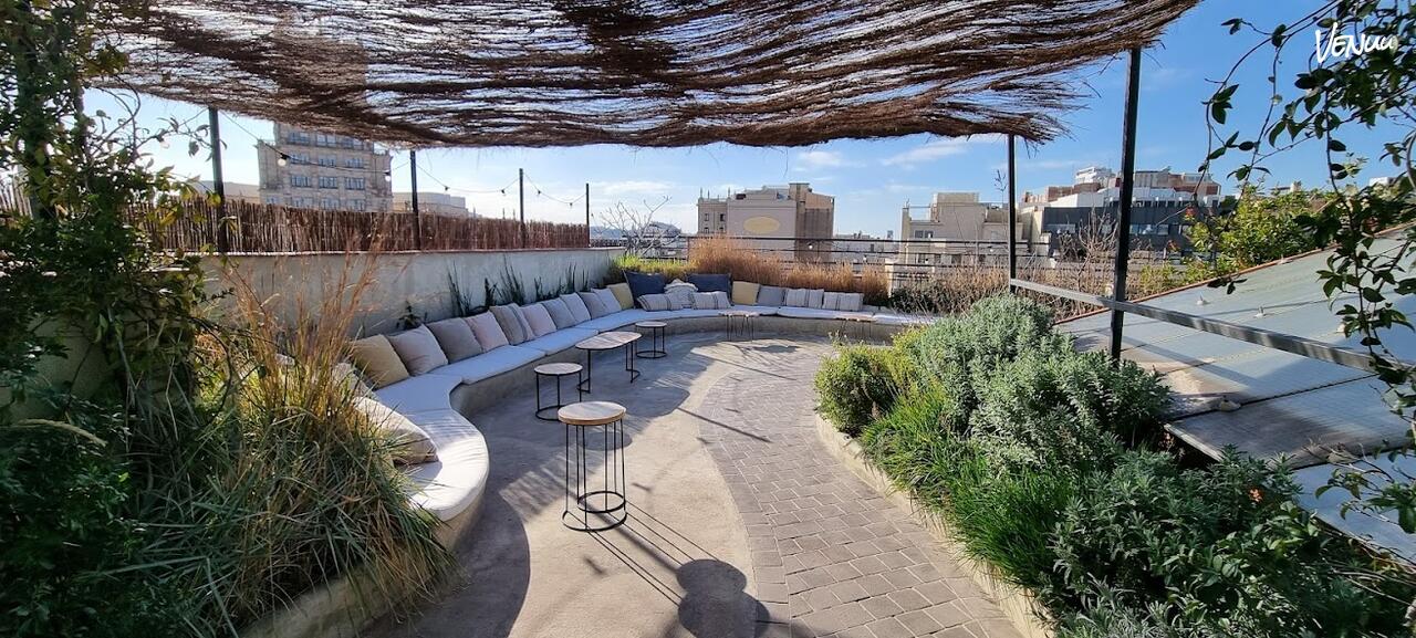Terraza 20 rooftop elegante para fiestas de empresa en Barcelona.