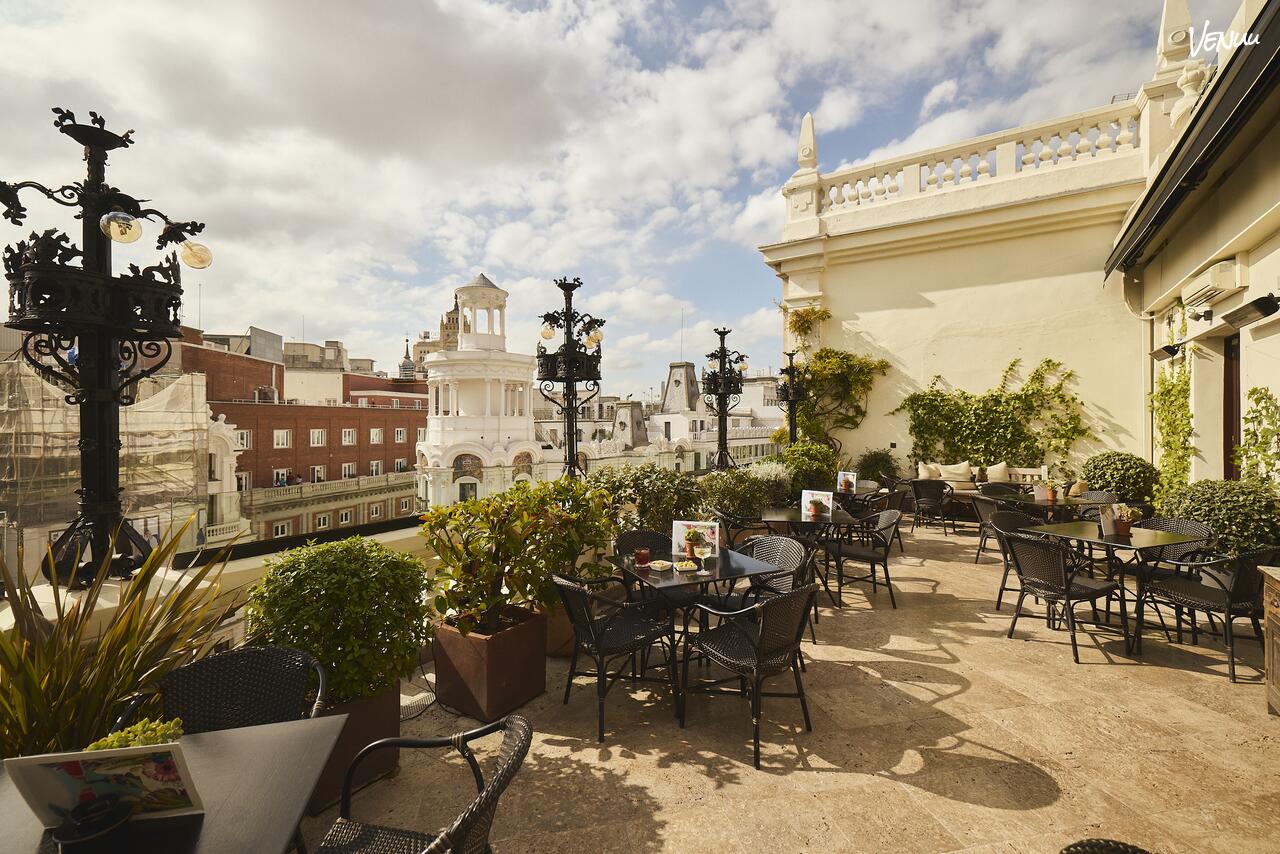 Terraza La Pérgola en The Principal Hotel con vistas panorámicas de Madrid.