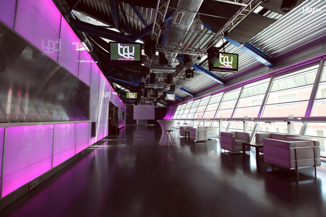 Truss Madrid Sala LED espacio moderno para graduaciones festivas con iluminación y sonido.