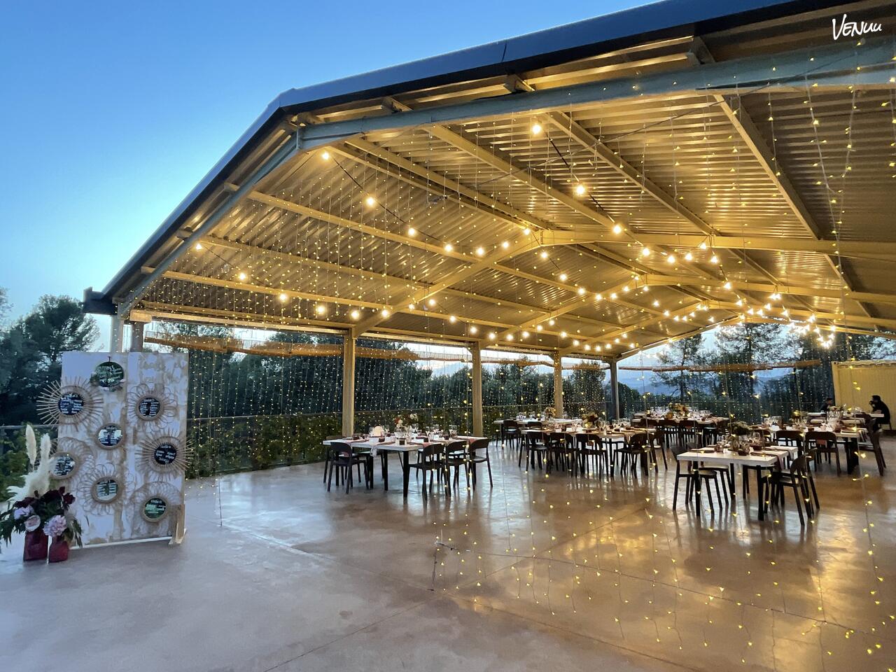 Masía Les Quingles con encanto rústico-moderno para celebraciones.